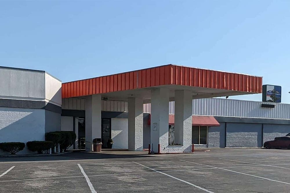 Howard Johnson BY Wyndham Hannibal featured exterior or lobby in Hannibal, MO — similar hotel