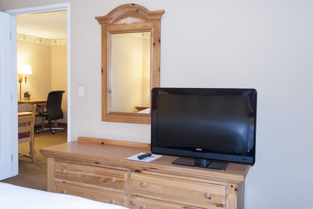 Country Inn & Suites by Radisson, Cedar Falls, IA interior in Cedar Falls, IA — gallery photo 2