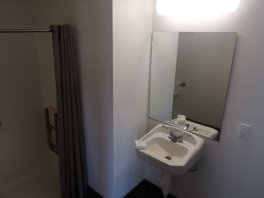 Emblaze Hotel interior in Three Rivers, TX — gallery photo 2