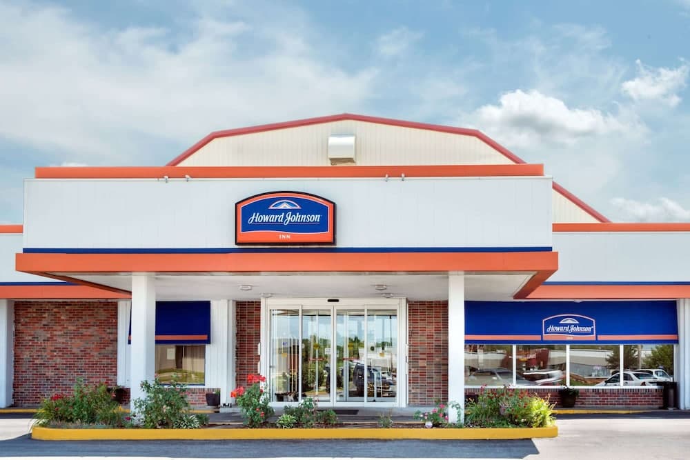 Howard Johnson by Wyndham Burlington featured exterior or lobby in Burlington, IA — similar hotel