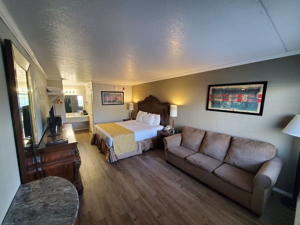 Branson King Resort and Suites interior in Branson, MO — gallery photo 2