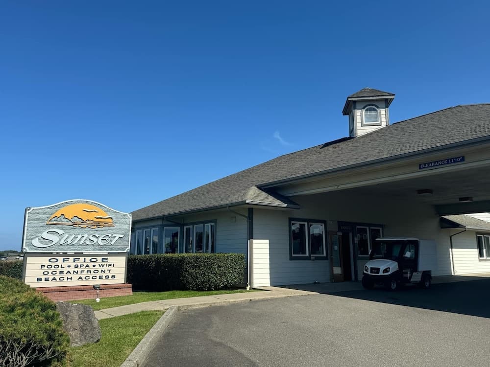 Sunset Oceanfront Lodging property views in Bandon, OR — gallery photo 3