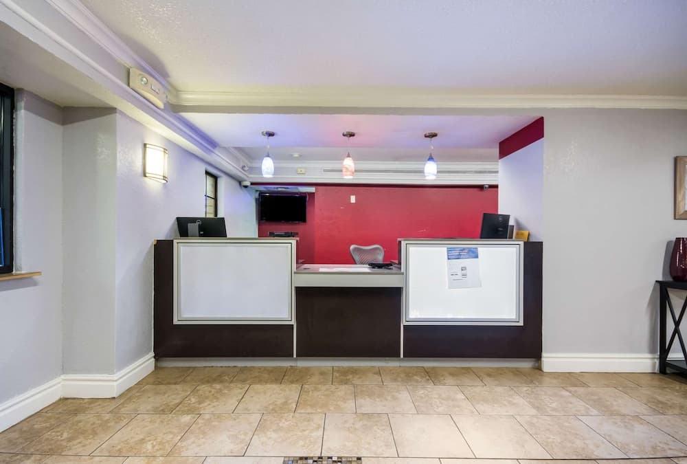 Econo Lodge interior in Del City, OK — gallery photo 2