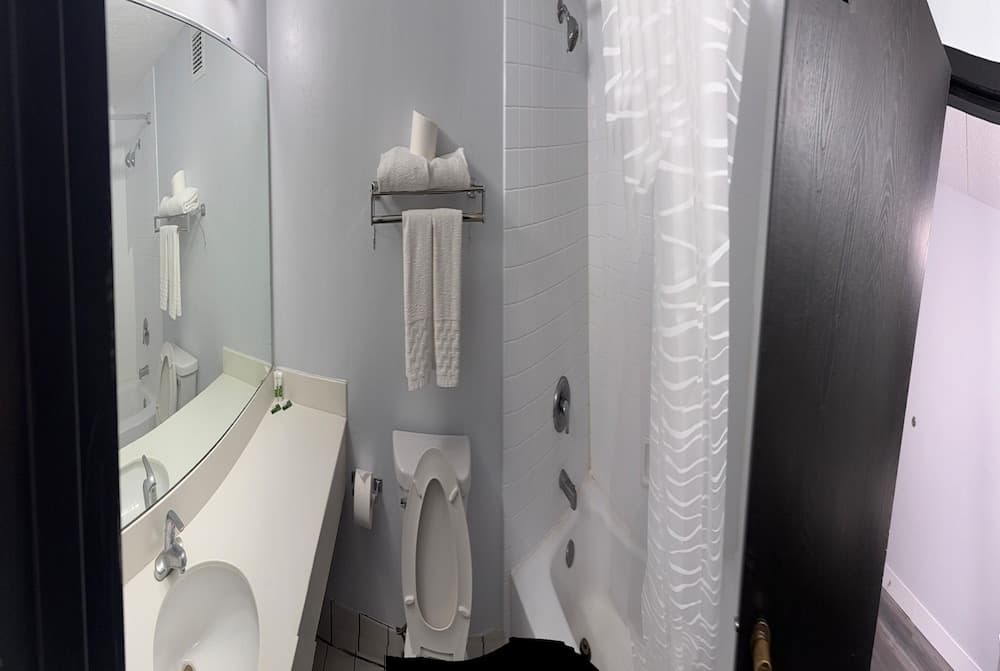 Coratel Inn and Suites La Crosse gallery photo in La Crosse, WI — image 7