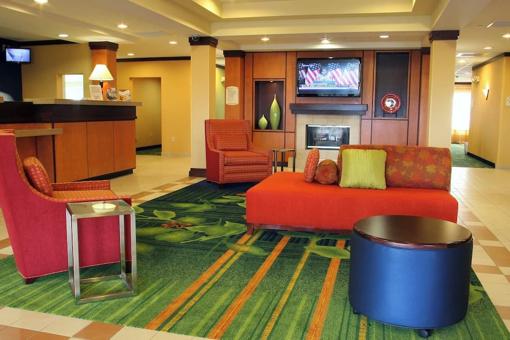 Fairfield Inn and Suites by Marriott Marion interior in Marion, IL — gallery photo 2