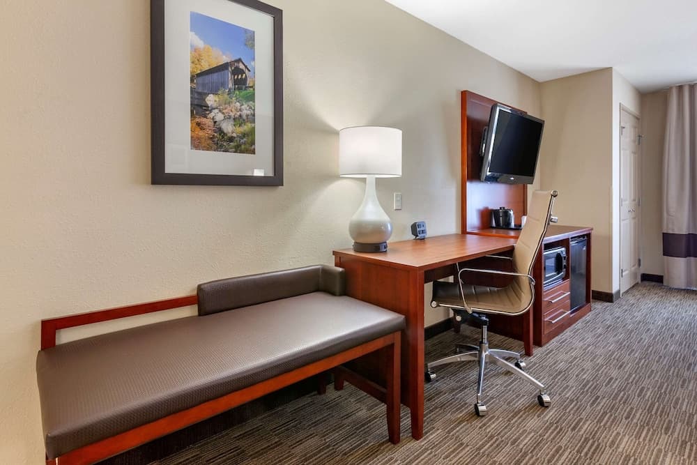 Comfort Suites Oshkosh West gallery photo in Oshkosh, WI — image 25