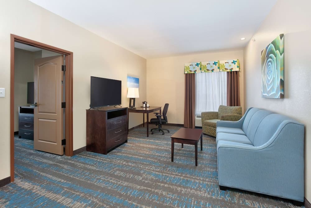 La Quinta Inn & Suites by Wyndham Dallas Grand Prairie South gallery photo in Grand Prairie, TX — image 5
