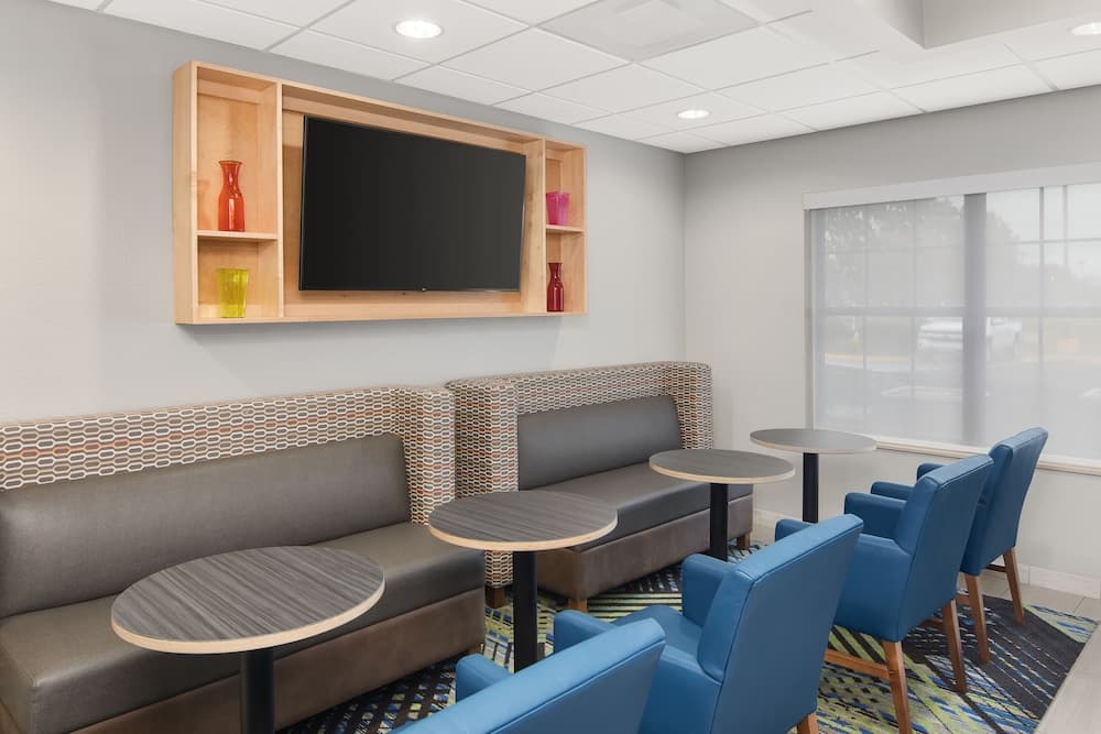Holiday Inn Express & Suites Byron by IHG interior in Byron, GA — gallery photo 2