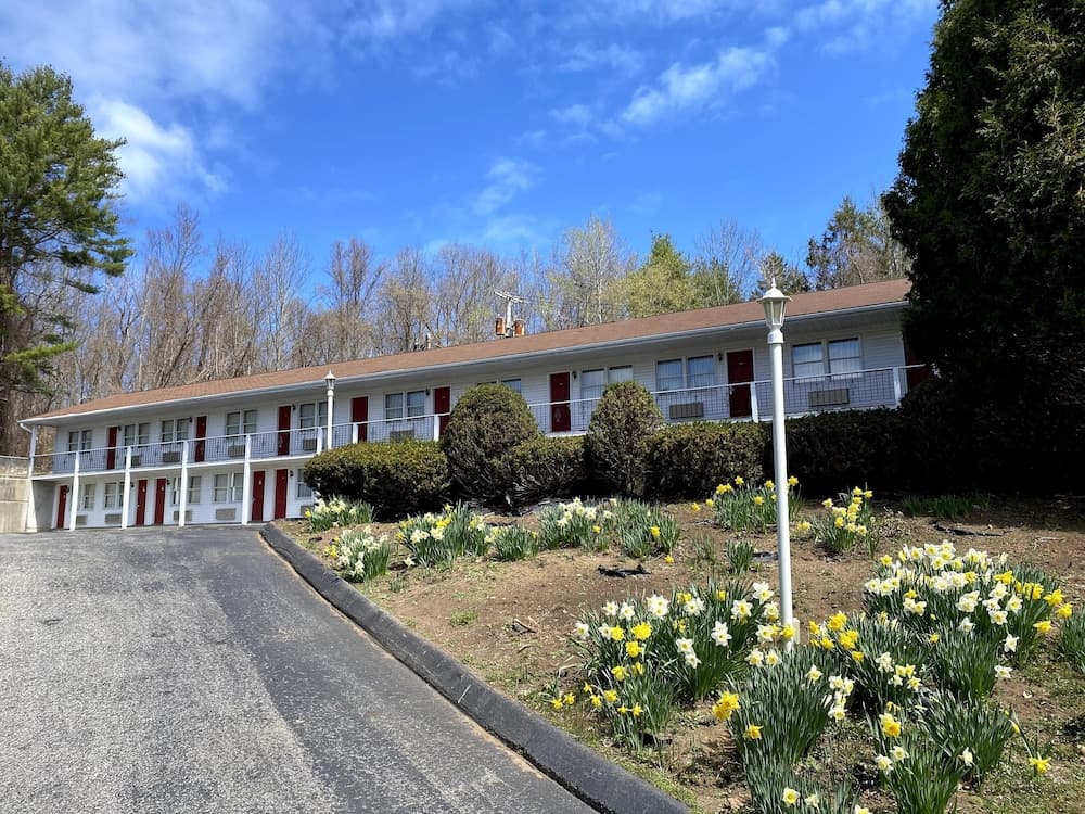 Economy Lodge interior in Fiskdale, MA — gallery photo 2