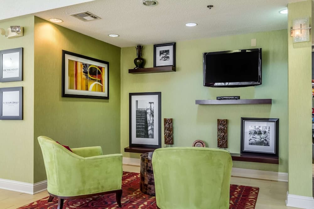 Hampton Inn Jackson/Pearl-International Airport interior in Pearl, MS — gallery photo 2