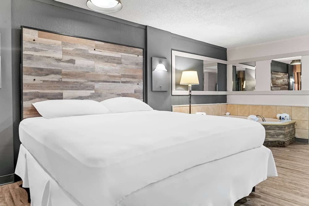 Rodeway Inn & Suites Saginaw I-675 gallery photo in Saginaw, MI — image 21