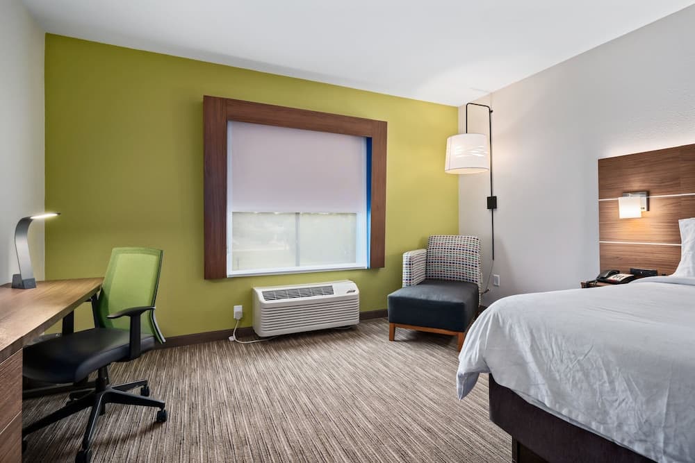 Holiday Inn Express Suites Van Buren-Ft Smith Area by IHG interior in Van Buren, AR — gallery photo 2
