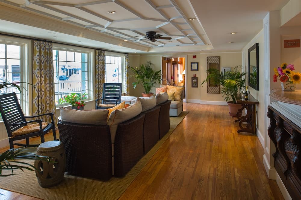 Mansion House Inn And Spa interior in Vineyard Haven, MA — gallery photo 2