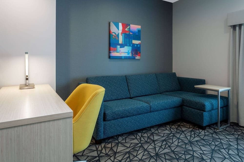 La Quinta Inn & Suites by Wyndham Shorewood interior in Joliet, IL — gallery photo 2