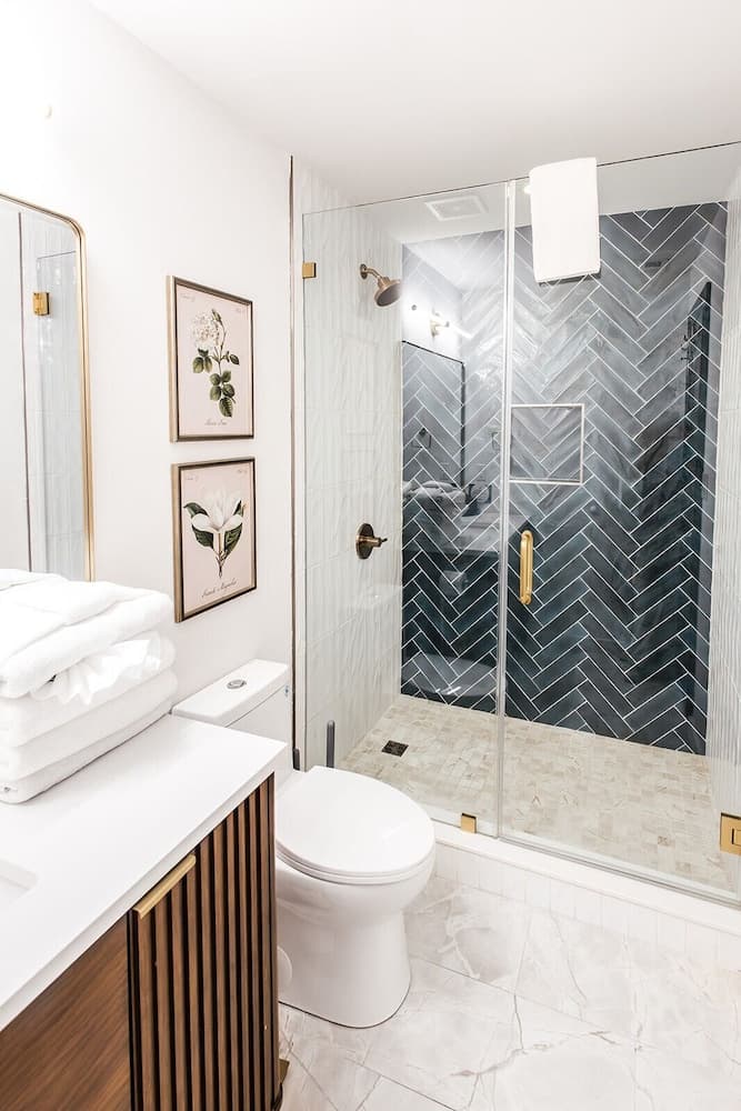 360 King interior in Charleston, SC — gallery photo 2