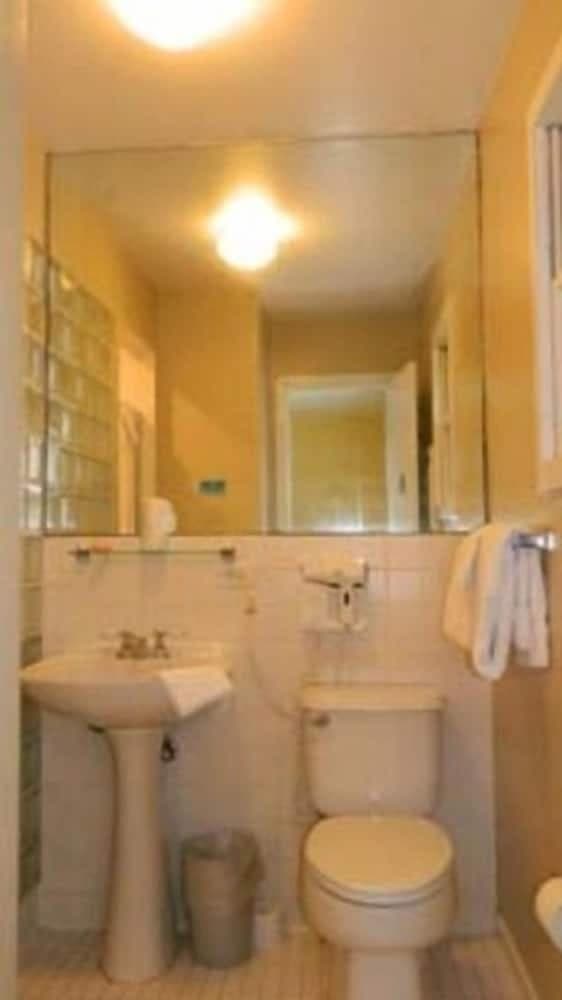 380 Inn interior in Wainscott, NY — gallery photo 2