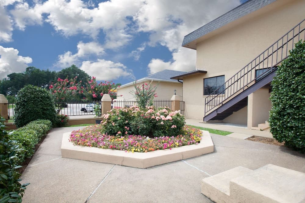 Days Inn by Wyndham Ruston LA featured exterior or lobby in Ruston, LA — similar hotel