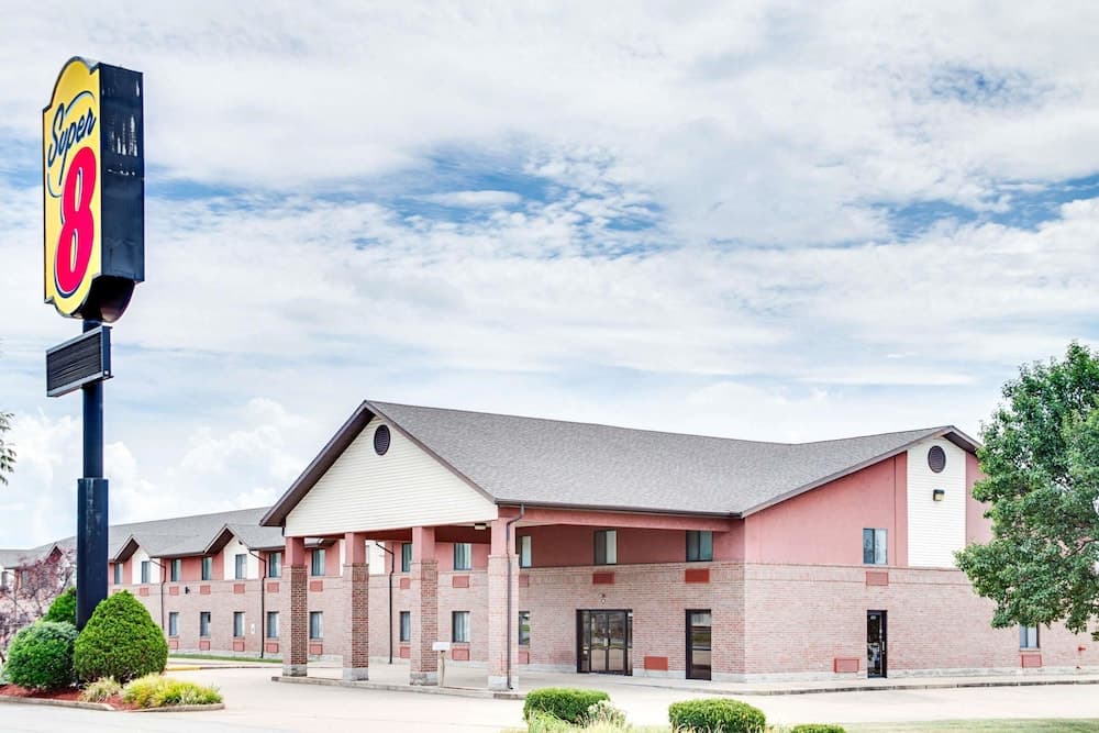 Super 8 by Wyndham Springfield/Battlefield featured exterior or lobby in Springfield, MO — similar hotel