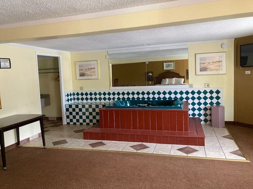 Rodeway Inn & Suites Saginaw I-675 gallery photo in Saginaw, MI — image 19