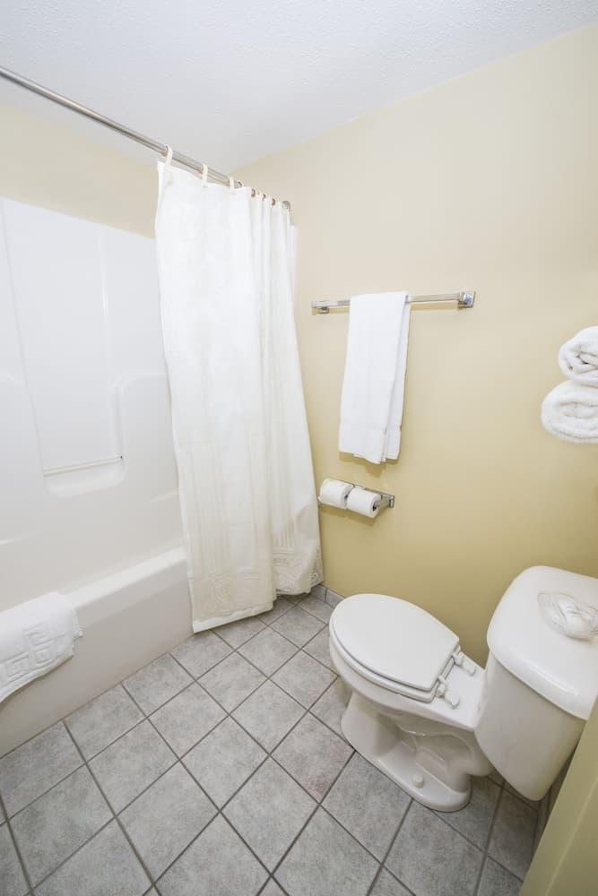 Our Guest Inn and Suites - Downtown gallery photo in Port Clinton, OH — image 11