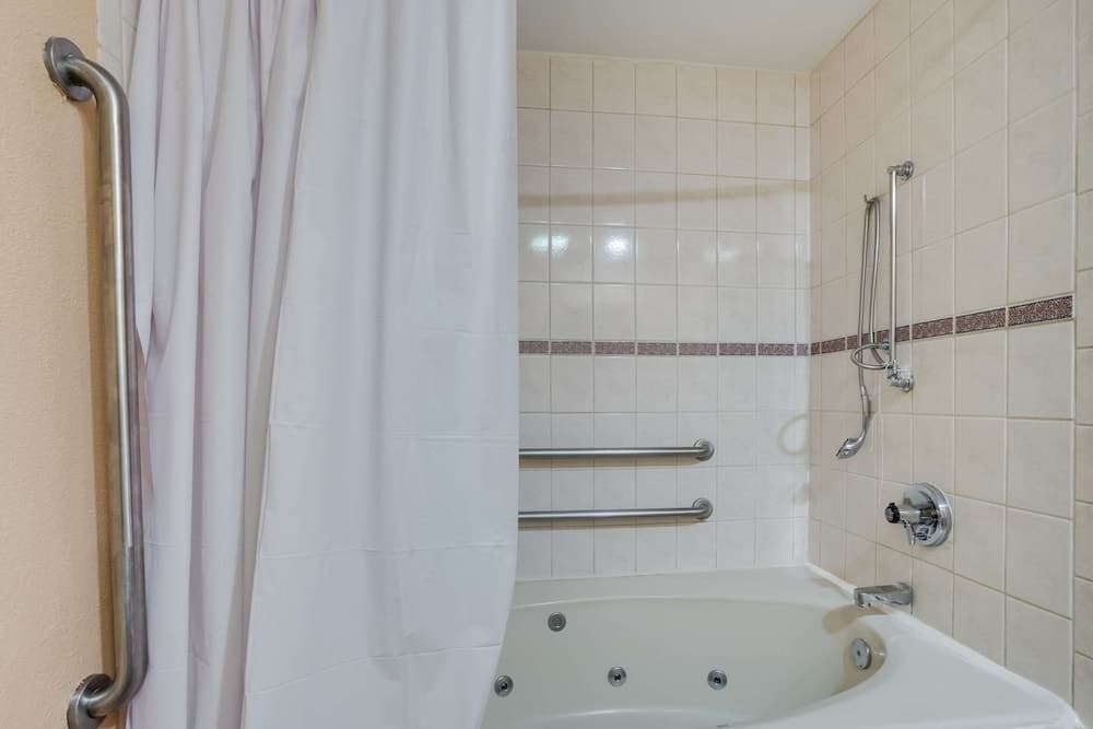 Quality Inn Lees Summit - Kansas City gallery photo in Lee's Summit, MO — image 24