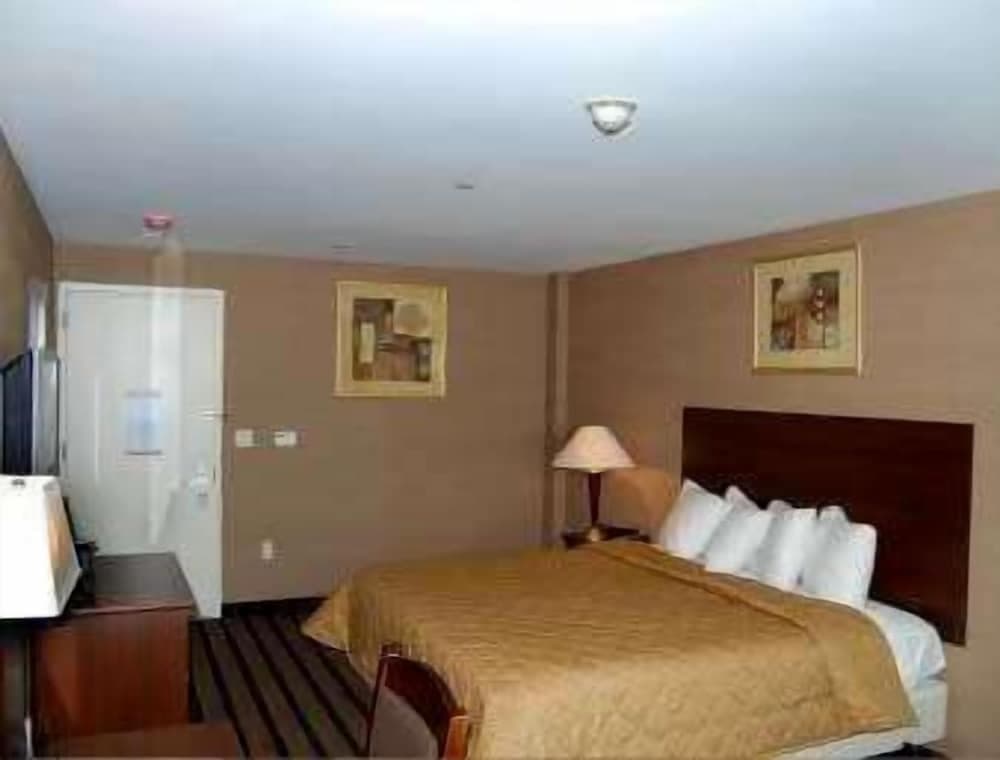 Days Inn by Wyndham Bronx Near Stadium interior in Bronx, NY — gallery photo 2