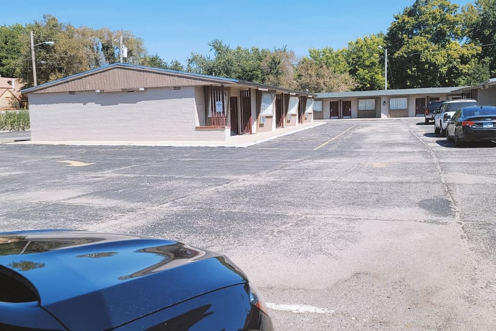 Blue Way Inn And Suites Winfield featured exterior or lobby in Winfield, KS — similar hotel