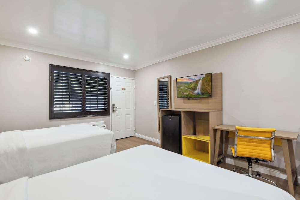 Hotel H-Wood property views in Los Angeles, CA — gallery photo 3