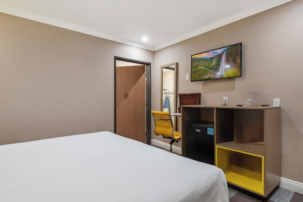 Hotel H-Wood interior in Los Angeles, CA — gallery photo 2
