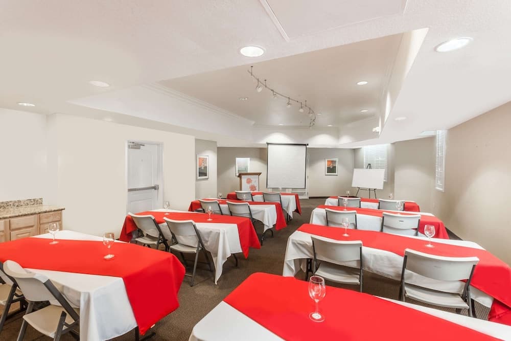 Hawthorn Suites by Wyndham Victorville gallery photo in Victorville, CA — image 9