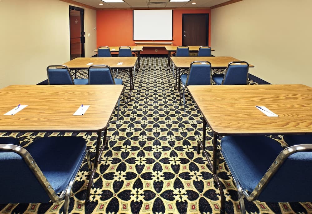 Holiday Inn Express Fayetteville- Univ of AR Area by IHG gallery photo in Fayetteville, AR — image 9