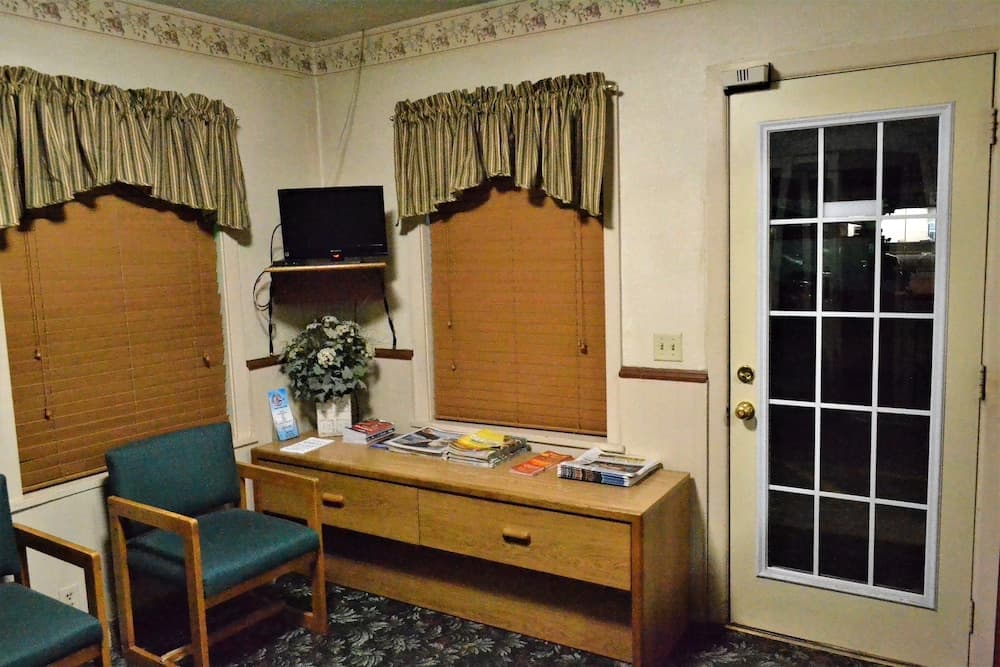 Innkeeper Motel interior in Aberdeen, SD — gallery photo 2