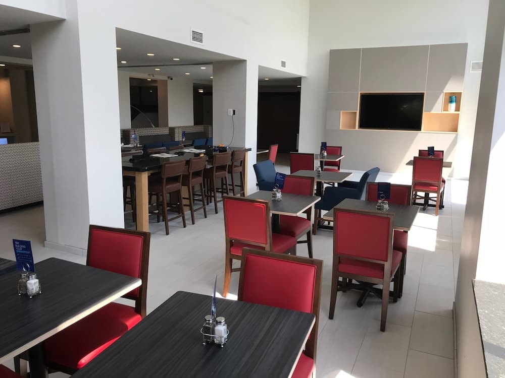 Holiday Inn Express Hotel & Suites Rochester - Victor by IHG property views in Victor — gallery photo 3