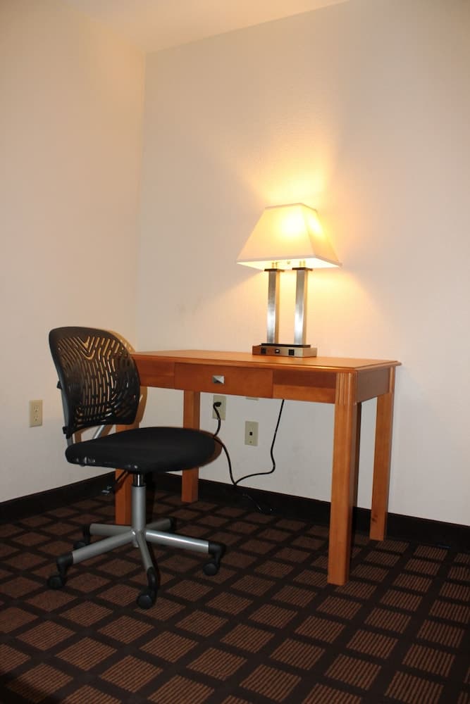 Super 8 by Wyndham Beaumont I-10 South/College St property views in Beaumont, TX — gallery photo 3