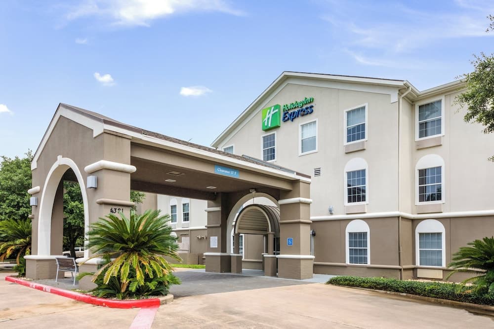 Holiday Inn Express Hotel & Suites Columbus by IHG featured exterior or lobby in Columbus, TX — similar hotel