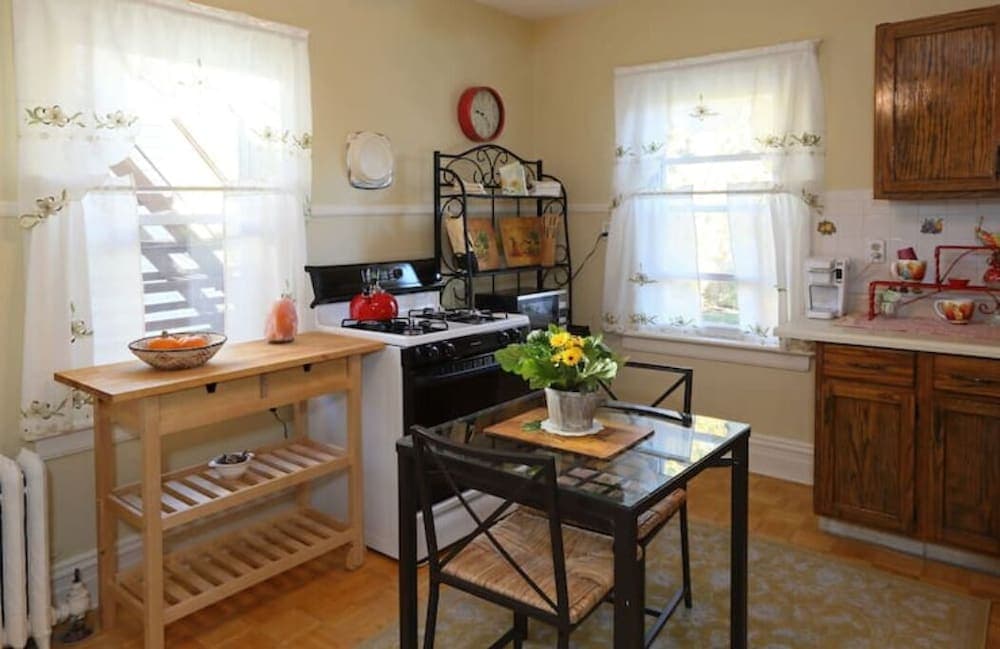Montclair Apartment interior in Montclair — gallery photo 2