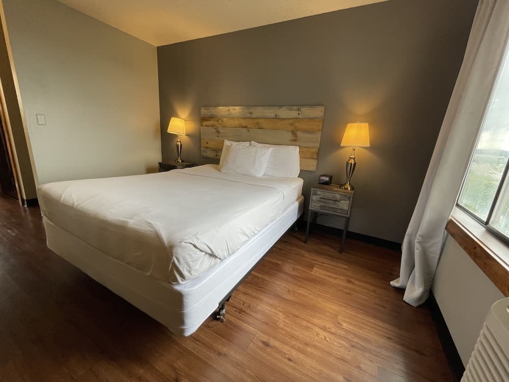 Sunnyside Inn & Suites property views in Clackamas, OR — gallery photo 3