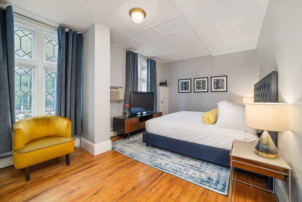 Seven Hills Inn property views in Lenox — gallery photo 3