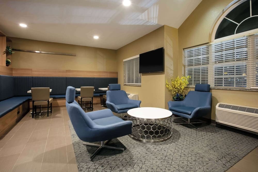 Microtel Inn & Suites By Wyndham Pecos interior in Pecos — gallery photo 2