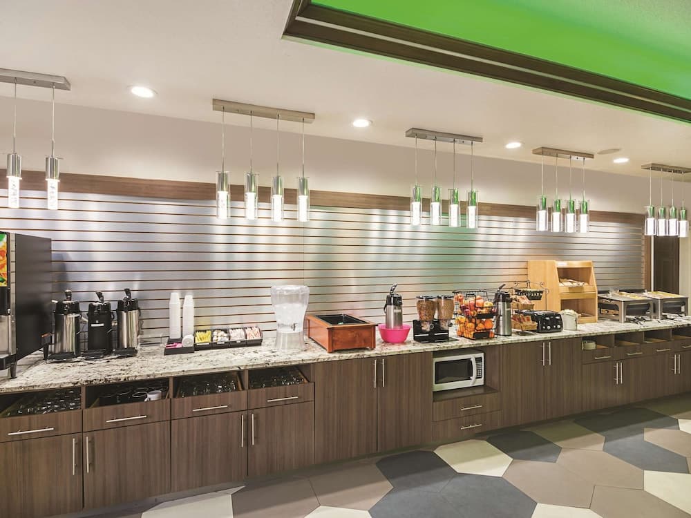 La Quinta Inn & Suites by Wyndham Kingwood Houston IAH Airpt interior in Kingwood, TX — gallery photo 2