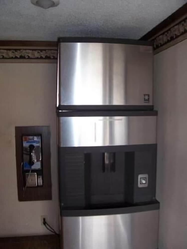 Americas Best Value Inn & Suites Warren Detroit gallery photo in Warren, MI — image 9