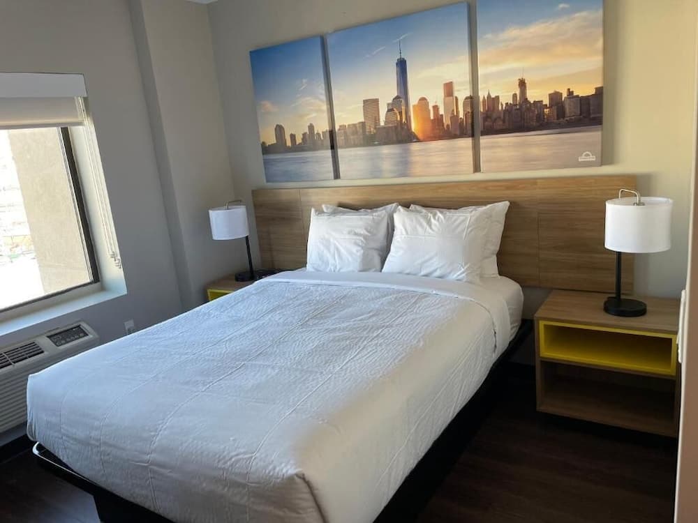 Days Inn & Suites by Wyndham Jamaica JFK Airport property views in Jamaica, NY — gallery photo 3