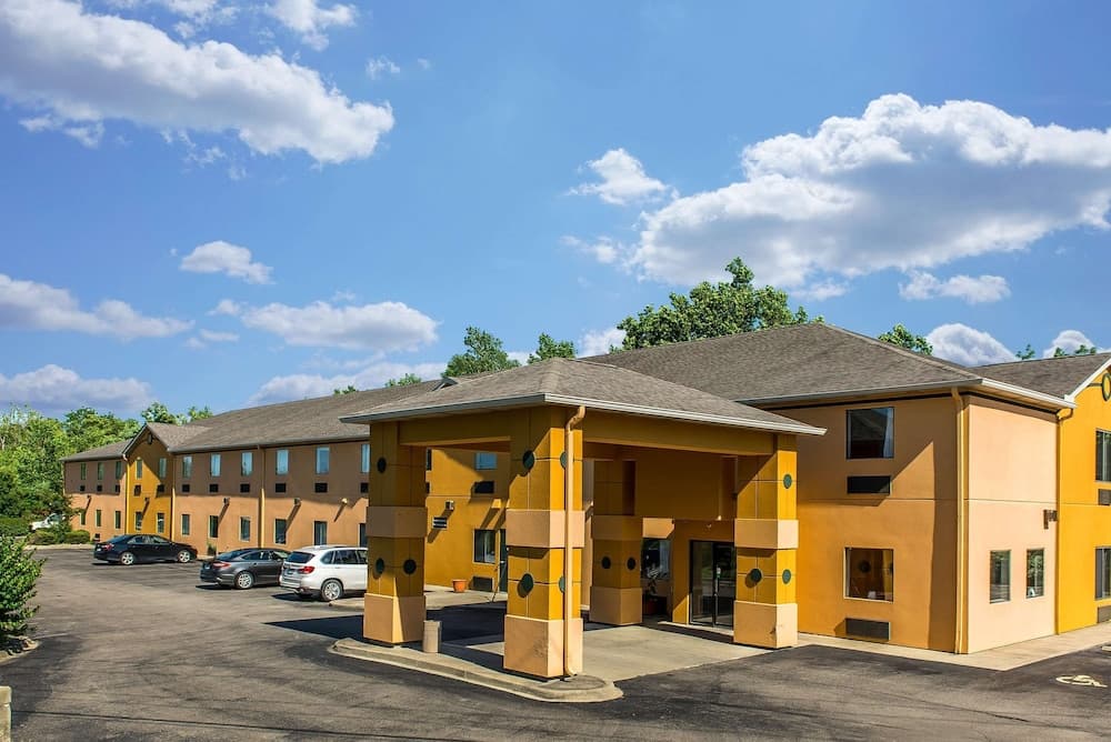 Suburban Studios Mason Hwy 42 featured exterior or lobby in Mason, OH — similar hotel