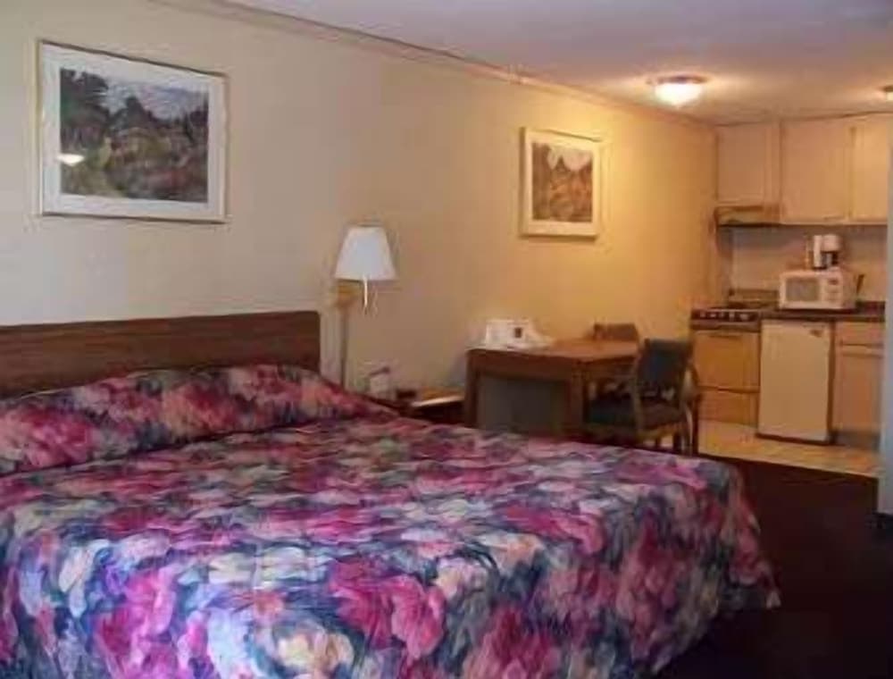 Knights Inn Rossford interior in Rossford, OH — gallery photo 2