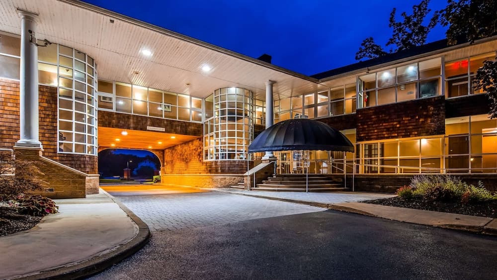 Best Western Plus The Inn & Suites At The Falls — hotel in Poughkeepsie, New York