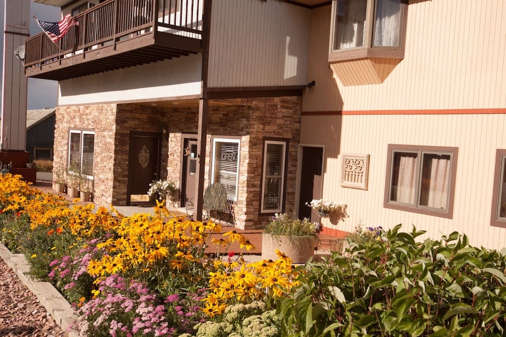 Valley Hi Motel - Near Winter Park Visitor Center interior in Winter Park, CO — gallery photo 2