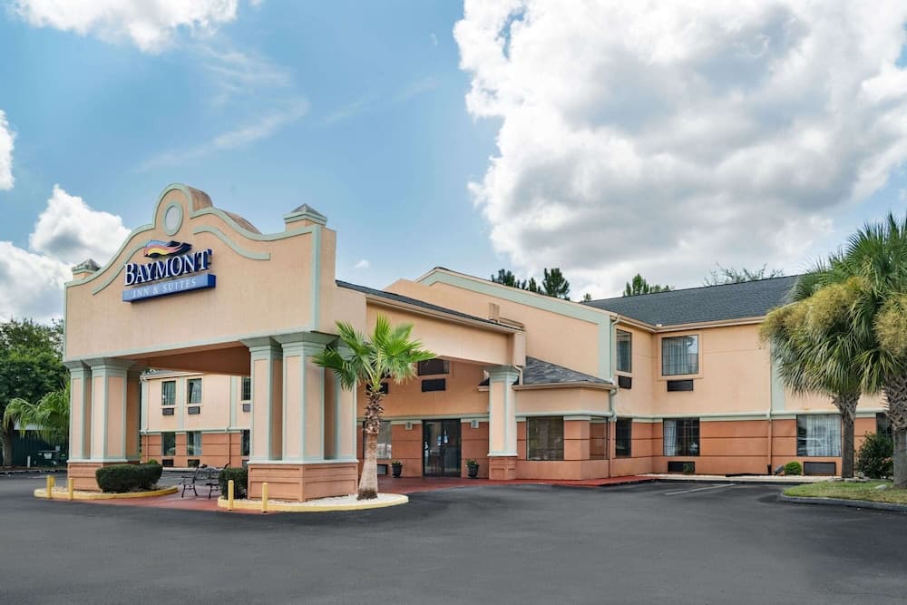 Red Roof Inn & Suites Hinesville featured exterior or lobby in Hinesville, GA — similar hotel