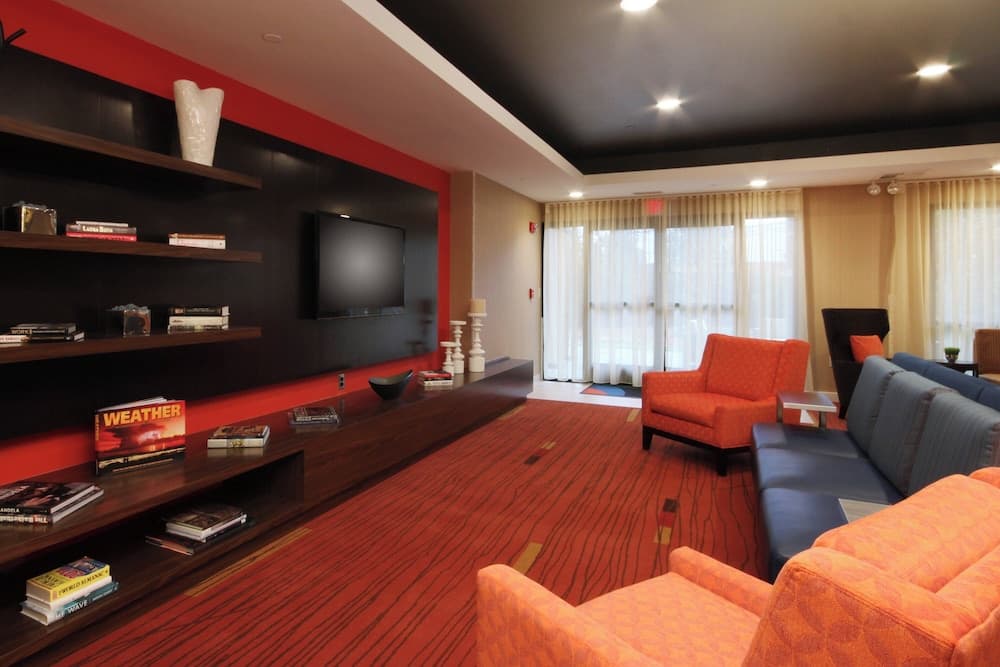 Courtyard Flint by Marriott interior in Flint, MI — gallery photo 2