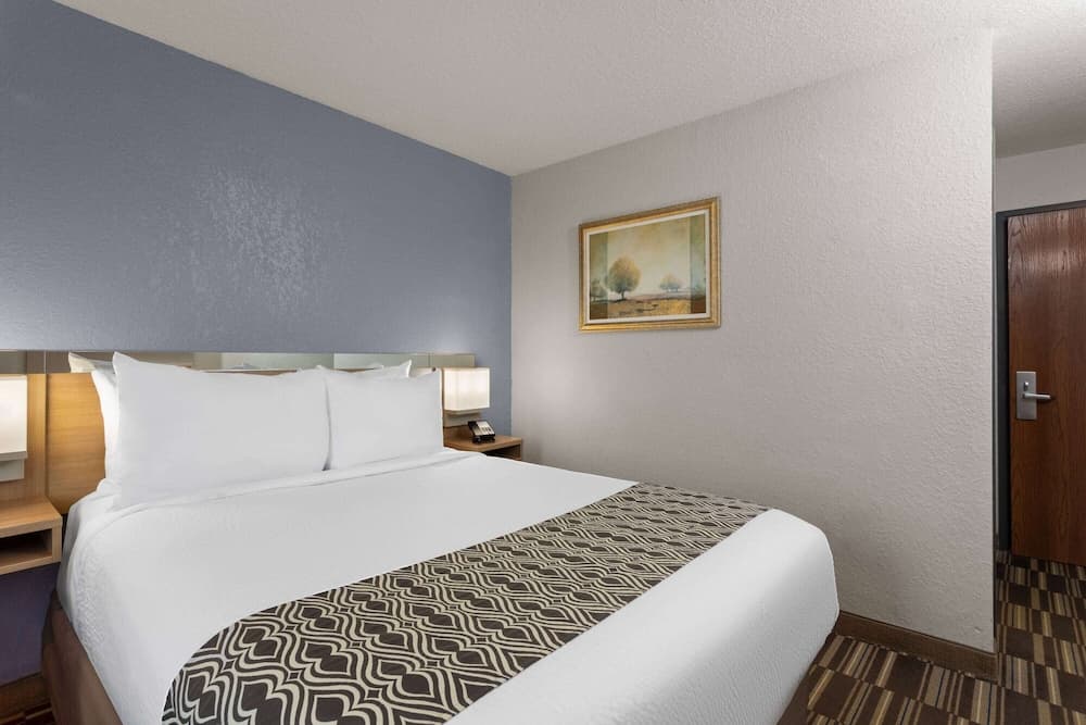 Microtel Inn & Suites by Wyndham Zephyrhills property views in Zephyrhills, FL — gallery photo 3