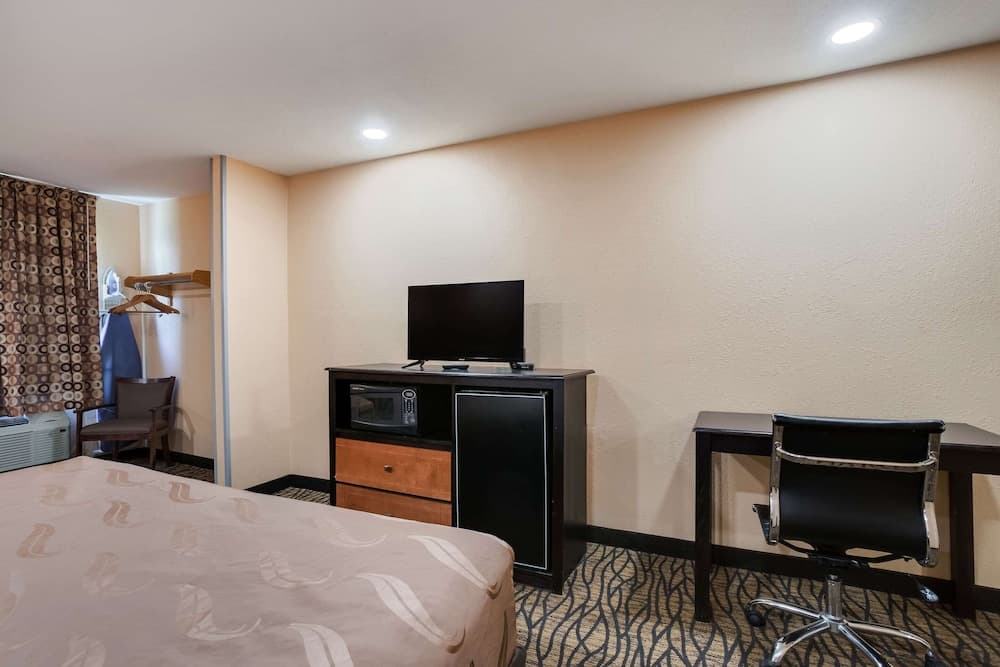 Quality Inn Lees Summit - Kansas City gallery photo in Lee's Summit, MO — image 28
